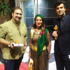 مرتضی شمس کارگردان و فیلم ساز مستقل فیلم کوتاه و فیلم بلند که در جشنواره های فیلم کوتاه حضور داشته و چندین نامزدی برای فیلم کوتاه و برنده بهترین فیلم کوتاه کردی از جشنواره سلیمانیه شده است.
Morteza Shams is a director and independent filmmaker of short films and feature films who has participated in short film festivals, won several nominations for short films, and won the best Kurdish short film from the Sulaymaniyah Festival
